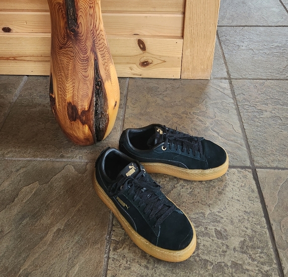 Very Lightly Worn OG Women's Puma Black and Gold Sneakers Size 6 - Picture 2 of 3